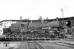 Nachdem 038 637 den E 586 im Bahnhof Rottweil an eine 215 übergeben hatte, rückt sie in ihr Heimat-Bw ein. (12.08.1969) <i>Foto: Wolfgang Bügel</i>