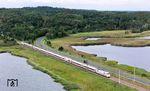 Ein 401 fährt als ICE 1076 (Berlin - Binz) über den Jasmunder Bodden kurz vor Lietzow auf Rügen. (25.08.2024) <i>Foto: Joachim Schmidt</i>