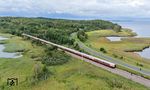 Der AKE-"Rheingold"-Zug mit 101 001 fährt über den Jasmunder Bodden in Richtung Bergen auf Rügen.  (25.08.2024) <i>Foto: Joachim Schmidt</i>