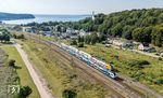 Die 2002 gegründete Ostdeutsche Eisenbahn GmbH (ODEG) betreibt Personenverkehr auf 13 Eisenbahnlinien in Berlin/Brandenburg, Mecklenburg-Vorpommern sowie Sachsen, darunter sind auch vier Regionalexpress-Linien. Die Verkehrsgesellschaft Mecklenburg-Vorpommern vergab das Teilnetz Ostseeküste-Ost im Rahmen einer Notmaßnahme für eine Dauer von zwei Jahren ab Dezember 2019 an die ODEG. Dieses umfasst die RE-Linien 9 und 10 von Rostock über Stralsund nach Sassnitz, Binz bzw. Züssow. Gegen die Vergabe reichte der bisherige Betreiber DB Regio einen Nachprüfungsantrag bei der zuständigen Vergabekammer ein, das OLG Rostock hielt die Vergabe jedoch für rechtmäßig. Im Bahnhof Lietzow kreuzen zwei ODEG-Züge auf der RE 9-Linie (Rostock – Ribnitz-Damgarten – Velgast – Stralsund – Bergen – Lietzow – Sassnitz / Ostseebad Binz). (26.08.2024) <i>Foto: Joachim Schmidt</i>