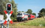 218 497 vor 101 102 mit dem Ersatzzug IC 2263 (Ostseebad Binz - Hamburg Hbf) am Bahnübergang der Gallentiner Chaussee hinter Bad Kleinen. (27.08.2024) <i>Foto: Atijana Schmidt</i>