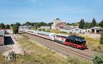 218 497 wartet mit IC 2268 nach Ostseebad Binz im Bahnhof Grevesmühlen eine Zugkreuzung ab. (27.08.2024) <i>Foto: Atijana Schmidt</i>