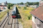 218 497 wartet mit IC 2268 im Bahnhof Grevesmühlen eine Zugkreuzung ab. Mit dem Rückbau des Bahnhofs auf zwei Gleise ging auch das Stellwerk "W2" in der Ostausfahrt des Bahnhofs vom Netz. Im Dezember 2005 wurde dafür im Stellwerk "B1" (in der Westausfahrt) ein GS II DR-Stellkasten nachgerüstet, durch den das Wärterstellwerk "W2" am Ostkopf ersetzt wurde. 2018 wurde auch der Westkopf in das GS II DR-Stellwerk integriert und die mechanische Technik rückgebaut. (27.08.2024) <i>Foto: Atijana Schmidt</i>