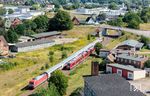 Im Bahnhof Grevesmühlen wartet IC 2268 (Hamburg Hbf - Ostseebad Binz) mit Zuglok 218 497 und Schlusslok 101 043 die Zugkreuzung des RE 13086 (623 521) nach Lübeck Hbf ab. (27.08.2024) <i>Foto: Joachim Schmidt</i>