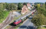 V 200 033 der Hammer Eisenbahnfreunde mit einem Sonderzug nach Warstein in Erwitte (WLE). Am Zugschluss läuft für die Energieversorgung des Zuges 212 079 mit. (01.09.2024) <i>Foto: Joachim Schmidt</i>