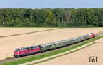 Am 01.09.2024 feierten die Eisenbahnfreunde Warstein ihr 40-jähriges Vereinsjubiläum. Aus diesem Anlaß fuhr ein Sonderzug von Lippstadt nach Warstein mit V 200 033 (und 212 079), der hier bei Uelde zwischen Erwitte und Belecke unterwegs ist. (01.09.2024) <i>Foto: Joachim Schmidt</i>