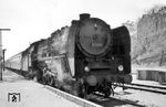 01 054 hat im Bahnhof Helmstedt den D 109 nach Warszawa über Berlin Stadtbahn übernommen. (02.1969) <i>Foto: Manfred Verhoolen</i>