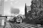 Die Wittenberger 01 0525 fährt mit dem D 164 nach Hamburg durch den S-Bahnhof Berlin Savignyplatz. (08.1972) <i>Foto: Manfred Verhoolen</i>