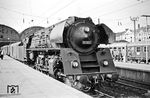 01 501 (Bw Wittenberge) wartet vor dem D 163 nach Berlin auf die Abfahrt in Hamburg-Altona. (14.06.1969) <i>Foto: Manfred Verhoolen</i>