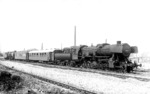 52 128 (Bw  Minden) mit Bremslok 45 004 (neu vom Versuchsamt Göttingen zum BZA Minden gewechselt) mit einem Versuchszug im Bahnhof Rheine. (22.08.1950) <i>Foto: Carl Bellingrodt</i>