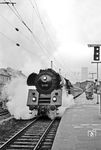 Ausfahrt des D 263 nach Dresden mit der Wittenberger 01 510 in Hamburg-Altona. (11.05.1969) <i>Foto: Manfred Verhoolen</i>