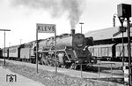 03 107 (Bw Mönchengladbach) vor einem Nahverkehrszug nach Krefeld im Bahnhof Kleve. (1967) <i>Foto: Oswald Richter</i>