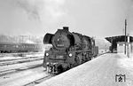 23 1063 war aus Pasewalk nach Berlin-Lichtenberg gekommen und wartet am Bahnsteig auf die Weiterfahrt ins Bw. (03.01.1969) <i>Foto: Manfred Verhoolen</i>