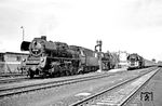 Im DB-Bahnhof Büchen warten gleich drei Reichsbahnloks. Am Wasserkran stehen 50 4081 und 50 4006 aus Hagenow Land, am Bahnsteig wartet 01 502 (Bw Wittenberge) vor dem D 263 nach Dresden. (14.06.1969) <i>Foto: Manfred Verhoolen</i>