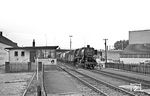 In der westlichen Bahnhofsausfahrt von Kleve passiert 052 447 vom Bw Hohenbudberg mit Ng 9984 (Kranenburg - Hohenbudberg) das Wärterstellwerk "Kw", das abweichend von der Regel mit zwei Großbuchstaben gekennzeichnet ist. (1968) <i>Foto: Oswald Richter</i>