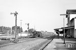 052 879 (Bw Hohenbudberg) wartet vor einem Ganzzug im Bahnhof Kleve. Während der Bahnhof früher ein Eisenbahnknoten am Niederrhein mit drei Bahnstrecken aus Krefeld, Xanten und Nijmegen war, ist er heute nur noch der nördliche Endpunkt der Linksniederrheinische Strecke aus Krefeld. Der Bahnhof besitzt heute lediglich den Hausbahnsteig und einen Seitenbahnsteig an Gleis 2. Das Bahnsteigdach am Hausbahnsteig wurde im April 2020 entfernt. (1969) <i>Foto: Manfred Verhoolen</i>