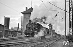 Den Rangierdienst im Hohenbudberger Rangierbahnhof besorgten die alten Preußen der Gattungen G 8¹ und T 16¹. 055 567 (55 3567) befördert hier eine Rangierabteilung am Ablaufstellwerk des Mittelbergs (Ost > West) "R 5". (09.02.1970) <i>Foto: Manfred Verhoolen</i>