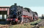 082 038 und 082 008 (beide vom Bw Koblenz-Mosel) warten in der Einsatzstelle Siershahn auf neue Aufgaben. (27.09.1969) <i>Foto: Herbert Vaupel</i>