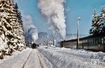 Ein beliebtes Ziel für Sonderfahrten war bis zur Stilllegung der Strecke im Jahr 1977 der Bahnhof Altenau (Oberharz). Mit einem EK-Sonderzug aus Hildesheim fährt 086 107 vom Bw Goslar in den Bahnhof ein. Rechts rangiert eine 50er. (15.02.1970) <i>Foto: Herbert Vaupel</i>