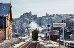 065 018 und 065 001 weilten im März 1970 mit einem Sonderzug auf der Aartalbahn von Wiesbaden nach Limburg (Lahn). Im Bahnhof Hohenstein (Nass) begegnet der Sonderzug mit der führenden 065 018 (Bw Darmstadt) der planmäßigen 798-Einheit nach Bad Schwalbach. (01.03.1970) <i>Foto: Herbert Vaupel</i>