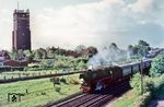 012 061 mit einem Sonderzug aus Rheine in Leer (Ostfriesland). Im Hintergrund verläuft das Streckengleis nach Oldenburg, der dunkle Streifen zwischen den beiden Strecken war einst das Kleinbahngleis der LAW nach Aurich. (01.06.1975) <i>Foto: Herbert Vaupel</i>