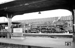 01 046 (Bw Nürnberg Hbf) war eine von fünf Loks der Baureihe 01, die einen Stehkessel mit Verbrennungskammer, Henschel-Mischvorwärmer und Turbospeisepumpe erhielt. Der Leistungsgewinn der Lok konnte dadurch von 2240 PS (Regelausführung) auf 2450 PS gesteigert werden. (11.10.1962) <i>Foto: Bernd Kappel</i>