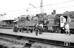 78 164 (Bw Nürnberg Hbf) ist mit einem Personenzug in Nürnberg Hbf eingetroffen. Der Reinigungstrupp ist auch unterwegs. (11.10.1962) <i>Foto: Bernd Kappel</i>