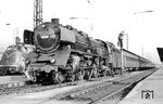 Kurzzeitig zwischen Juni 1962 und Ende Oktober 1962 war 01 099 beim Bw Würzburg stationiert. Vor einem Schnellzug in Würzburg Hbf steht sie zur Abfahrt bereit. Dahinter wartet V 200 045 vom Bw Hamburg-Altona. (11.10.1962) <i>Foto: Bernd Kappel</i>