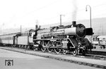 01 075 vom Bw Treuchtlingen vor einem Eilzug in Würzburg Hbf. (11.10.1962) <i>Foto: Bernd Kappel</i>