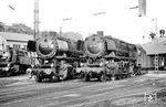 44 1178 (Bw Bebra) und 44 518 (Bw Treuchtlingen) pausieren im Bw Würzburg. Links steht die hier beheimatete 64 437. (11.10.1962) <i>Foto: Bernd Kappel</i>