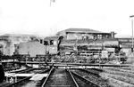 38 2436 auf der Drehscheibe im Bw Osnabrück Hbf. Die 1919 in Dienst gestellte Lok war noch bis Januar 1945 im Bw Frankfurt (Oder) stationiert und ging dann nach Hamburg-Altona. (03.12.1962) <i>Foto: Bernd Kappel</i>