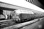 V 160 005 vom Bw Hamburg-Altona auf Meßfahrt in Münster (Westf) Hbf. Hinter der Lok laufen der Meßwagen "Mü 5007" (ex PKP/MAV) und der dazugehörige Meßbeiwagen "Mü 5010" (ex 75 201 C 4üpwe-50) der Abteilung für Brennkrafttechnik Meßgruppe B II des BZA München. Als Bremslok kam 18 319 zum Einsatz. (07.12.1962) <i>Foto: Bernd Kappel</i>