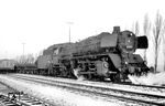 41 219 vom Bw Hamm Gbf hat im Bahnhof Bockum-Hövel einen Güterzug mit Kokskübelwagen bespannt. (14.12.1962) <i>Foto: Bernd Kappel</i>