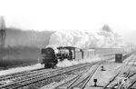 03 1017 vom Bw Hagen-Eckesey stürmt mit dem D 65 (Köln - Norddeich) durch Bockum-Hövel. (14.12.1962) <i>Foto: Bernd Kappel</i>