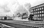 41 343 (Bw Wanne-Eickel) beschleunigt einen Sonderzug aus Münster (Westf) Hbf. Das Gebäude hinter der Lok ist die Bundesbahndirektion. (15.12.1962) <i>Foto: Bernd Kappel</i>