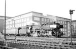 01 088 vom Bw Rheine rangiert einen Postwagen der Vorkriegsbauart vor dem Direktionsgebäude in Münster (Westf) Hbf. (15.12.1962) <i>Foto: Bernd Kappel</i>