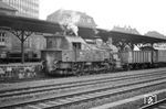 Ein wahrer Oldtimer rangierte mit 94 713 (Baujahr 1909) an der Güterabfertigung in Osnabrück Hbf. Ein halbes Jahr später wurde die Lok dann auch abgestellt. (15.12.1962) <i>Foto: Bernd Kappel</i>