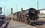 001 133 (Bw Ehrang) fährt mit E 1867 aus Trier in Koblenz Hbf ein. (20.09.1971) <i>Foto: Walter Abriel</i>