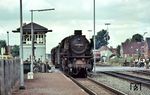 042 164 hatte keine große Mühe vor einem Nahgüterzug, der den Bahnhof Leer (Ostfriesland) erreicht. (23.08.1972) <i>Foto: Walter Abriel</i>