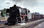 Während des Aufenthalts von 012 064 in Leer (Ostfriesland) fuhr 043 094 mit einem beladenen Kokszug in Richtung Emden durch den Bahnhof. (23.08.1972) <i>Foto: Walter Abriel</i>