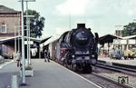 Zwischenzeitlich waren die Ladearbeiten am E 1630 beendet worden. Personal und Aufsichtsbeamter warten im Bahnhof Leer (Ostfriesland) auf die Abfahrtszeit um 16.12 Uhr. (23.08.1972) <i>Foto: Walter Abriel</i>