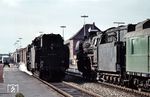 Im Bahnhof Leer (Ostfriesland) begegnen einander 042 164 mit einem Güterzug nach Emden und 012 055 vor dem E 1806 nach Essen. (24.08.1972) <i>Foto: Walter Abriel</i>