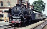 012 092 fährt mit N 3146 (Emden - Rheine) in Leer (Ostfriesland) ein. (24.08.1972) <i>Foto: Walter Abriel</i>