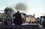 Den heute nicht mehr vorhandenen Bahnübergang an der Haselünner Straße (Schrankenposten 24) in Lingen (Ems) passiert 042 206 mit einem nordwärts fahrenden Güterzug. (24.08.1972) <i>Foto: Walter Abriel</i>