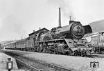 41 1122 vor einem Personenzug nach Eisfeld (?) im Bahnhof Meiningen. Die Lok begann und beendete ihre Dienstzeit in Meiningen. Am 21.04.1939 vom RAW Meiningen abgenommen, wurde sie hier am 31.01.1978 auch ausgemustert. Ein Zylinder der 41er wurde 2006 als Ersatzteil in 18 201 verbaut. (17.09.1974) <i>Foto: Martin Heller</i>