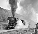 Scheinanfahrt der 44 9612 vor dem Sonderzug im Bahnhof Gehlberg. Dem Vernehmen nach sollen die kohlestaubgefeuerten Dampfloks nochmals deutlich lauter als ihre öl- bzw. kohlegefeuerten Maschinen gewesen sein. (15.09.1974) <i>Foto: Martin Heller</i>