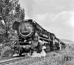 44 9612 mit ihrem Sonderzug in Ritschenhausen. Die Lok hatte im Oktober 1951 im Raw Meiningen eine Kohlenstaubfeuerung des Systems Wendler erhalten. Am 14.12.1974 wurde sie z-gestellt und am 02.02.1975 ausgemustert. (15.09.1974) <i>Foto: Martin Heller</i>