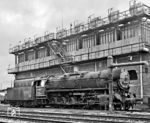 Am 23. April 1955 begann in Arnstadt mit 44 506 das Kohlenstaubzeitalter. Anfangs wurden die Loks aus Behälterwagen direkt mit Kohlenstaub versorgt. Der zunehmende Bestand an Kohlenstaubloks erforderte dann den Bau einer Bunkeranlage mit ausreichendem Lagervolumen. Diese entstand bis 1961 im Gleis 40 des Bw Arnstadt und verfügte über 8 Behälter, die jeweils 32 t Kohlenstaub aufnehmen konnten. 44 860 (ab 1970: 44 9860) gehörte seit dem Umbau auf Kohlenstaubfeuerung im Februar 1957 zum Arnstädter Lokbestand und steht hier vor der imposanten Bunkeranlage. Die Anlage ist heute komplett verschwunden. (07.1974) <i>Foto: Martin Heller</i>