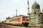 Die Dresdner 250 102 mit einem Güterzug am Fabrikgebäude der ehemaligen Zigarettenfabrik Yenidze in Dresden. Im VEB Tabakkontor lagerte die DDR ab 1953 ihren importierten Rohtabak; sämtliche Zigarettenfabriken der DDR wurden von Dresden aus mit Rohmaterial versorgt.  (23.06.1984) <i>Foto: Thomas Fischer</i>