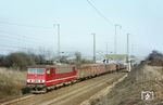 250 195 ist heute noch (2024) für das Fahrzeugwerk Karsdorf im Einsatz. Zu DDR-Zeiten fuhr die damals beim Bw Erfurt stationierte Lok mit einem Güterzug bei Vieselbach östlich von Erfurt vor die Linse. (14.04.1984) <i>Foto: Thomas Fischer</i>